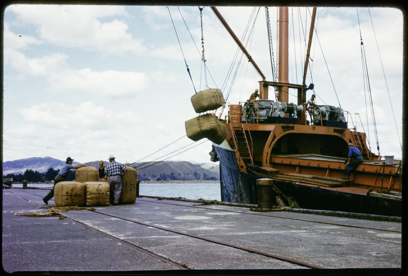 Loading wool bales on Kopara ship